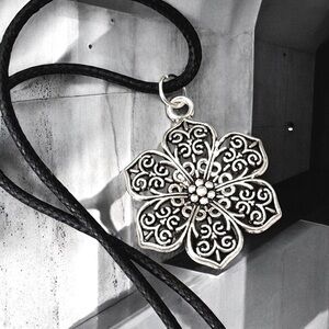 5 For $25💫Silver Filigree Flower Pendant Necklace